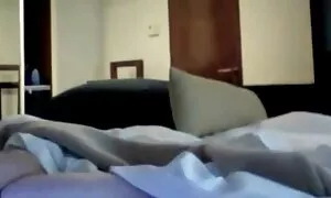 عوضی مردی را با بیدمشک لاستیکی بیدار می کند و سپس با او عکس سکسی کون حشری می خوابد