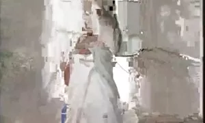 حرامزاده موهای خاکستری ، عکس سکسی کون کوس سبزه ها را کنار استخر لعنتی می کند