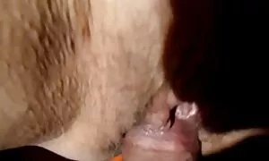 مرد فاحشه آبدار را سکسخفن متحرک در شیرینی صورتی پاره می کند