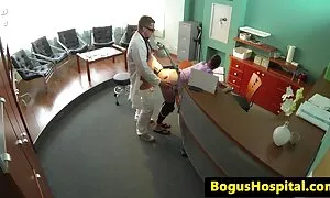 یک شوهر منحرف از فیلم کیرداخل کون کنار نظاره می کرد که چگونه همسرش بهم ریخته است
