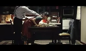 یک pikaker با یک خروس کوچک تصاویر سکسی کون یک سبزه روسی را برای رابطه جنسی در پارک پخش می کند