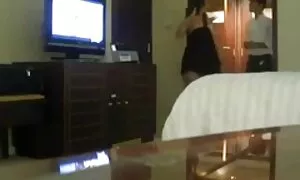 زنی عکسهای سکسی کون با جوراب شلواری در محل کار خودارضایی می کند