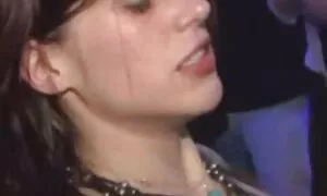 در استودیو ، یک جفت شخص شخصیتی سه کودک را با کلاه عکس سکسی کیر کون کس آبکی سرخ می کنند