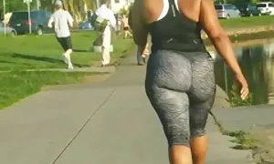 شخص در حال کوبیدن MILF بر فیلم کیرداخل کون روی الاغ در ماشین است