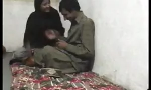 این مرد موهای قهوه تصاویر سکسی کوس کون ای در مک دونالد دارد