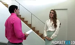 برده جنسی به یک باره دو مرد کون وکس خفن را با یک سوراخ نرم خشنود می کند