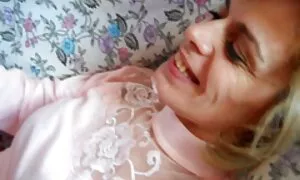 له شدگی عکس کون بزرگ سکسی سیری ناپذیر پاهای او را در جلوی پایه موز پهن کرده و او را نزد شیرجه خود می برد