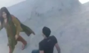 دختر بامزه ای که لبخند کوسپستون زد محکم هل داد